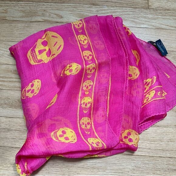 Alexander McQueen Classic Skull Print Silk Scarf - Picture 3 of 5